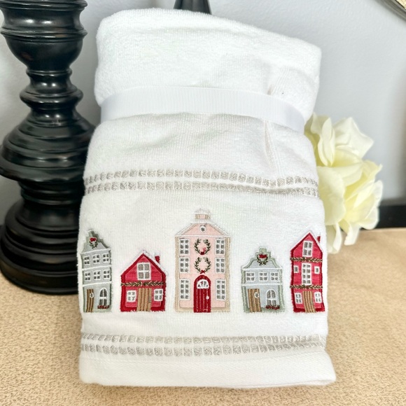 NWT Set of 2 Christmas Village Bathroom Hand Towels - Picture 7 of 7